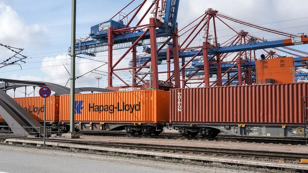 Contenedores de transporte cargados sobre un tren en una terminal