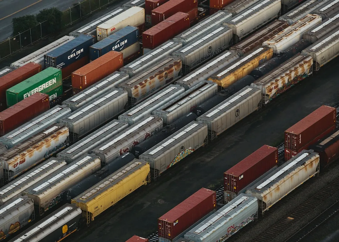 Vista aérea de vagones de tren de mercancías alineados en una playa de maniobras ferroviaria