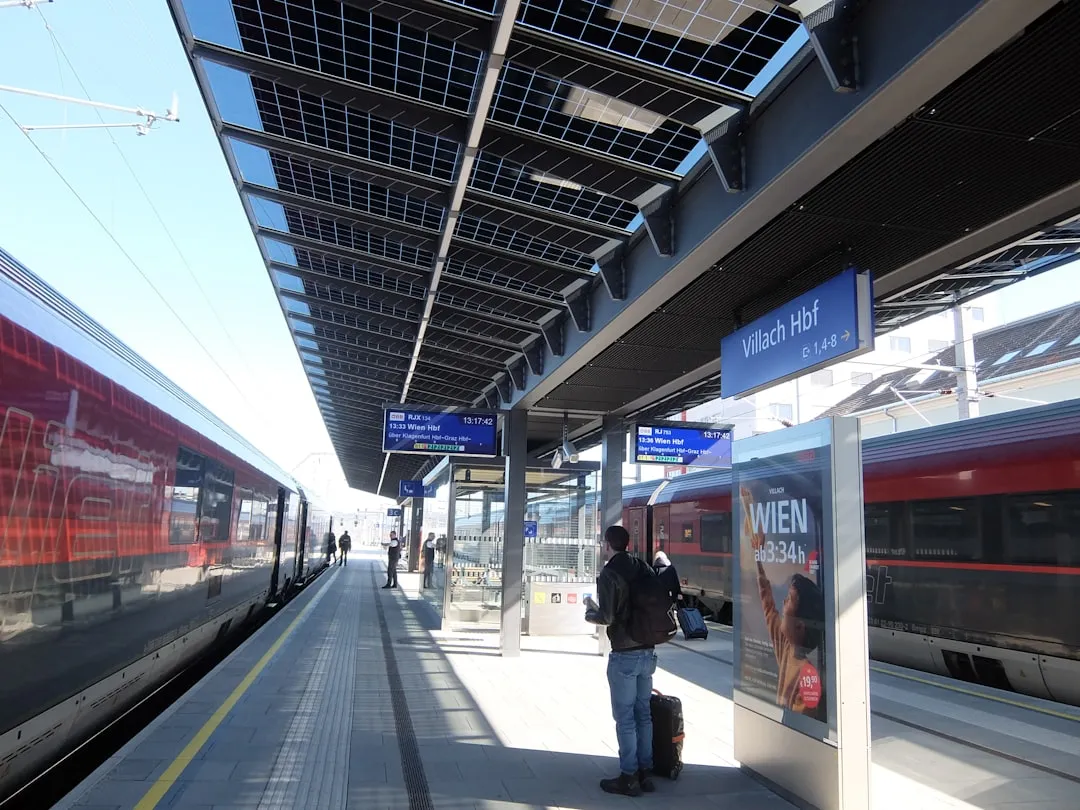 Estación ferroviaria moderna con paneles solares que alimentan las operaciones ferroviarias