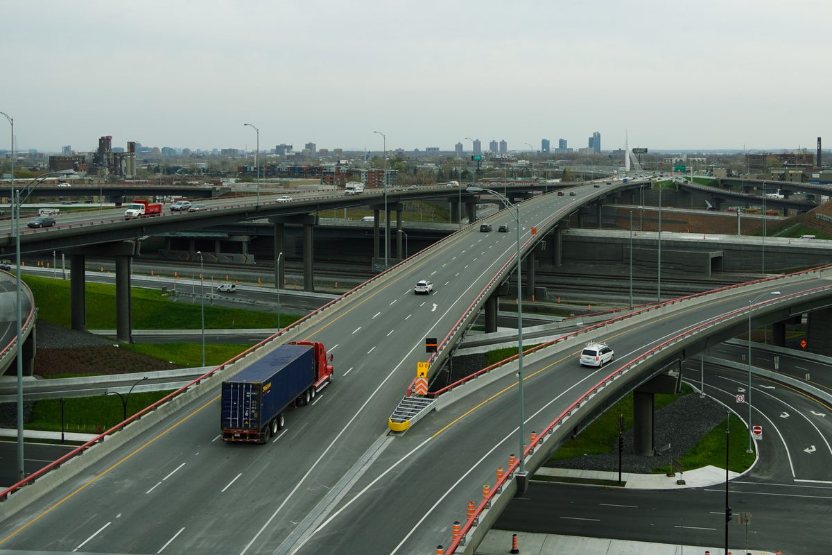 Camión portacontenedores en puente — transporte terrestre y de carga interior desde China
