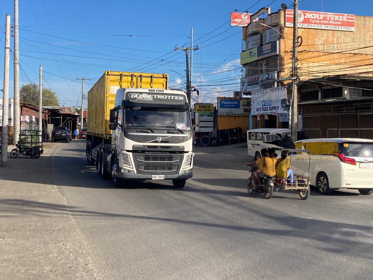 Camión Volvo transportando contenedor en carretera — carga terrestre