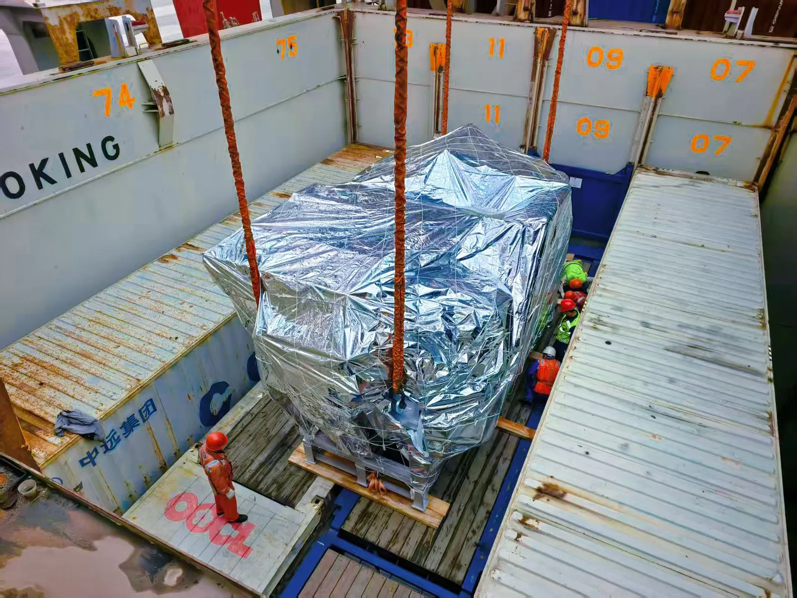 Equipo de SINO Shipping asegurando la carga en la bodega del buque para prevenir daños en tránsito