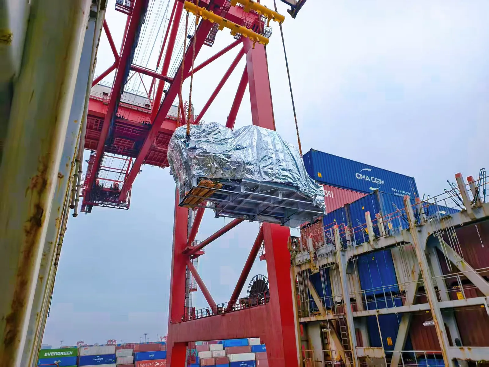 Contenedores embarcados en un buque portacontenedores en un terminal chino, envío coordinado por SINO Shipping