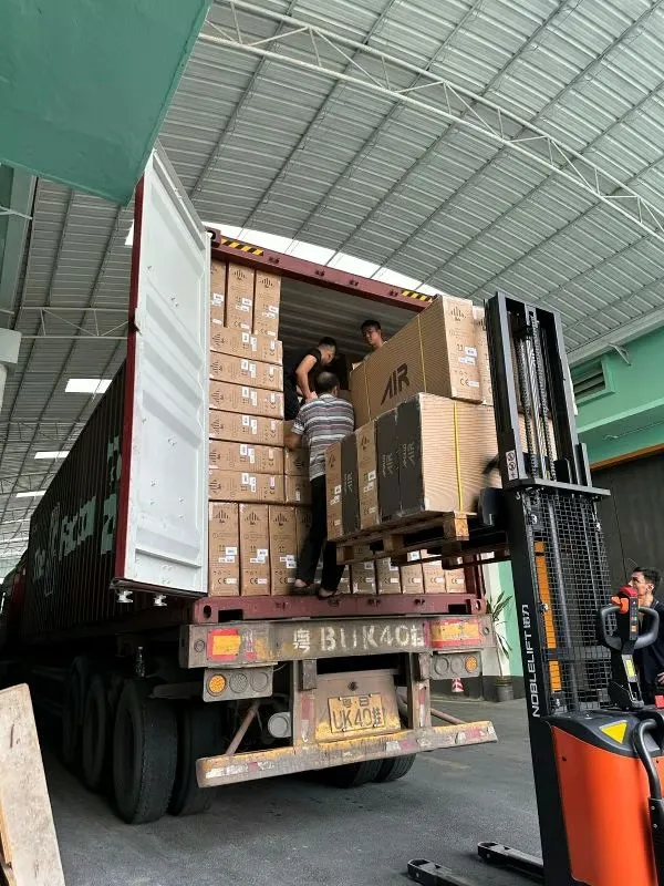 Operarios cargando cartones en un contenedor desde el almacén de SINO Shipping en China