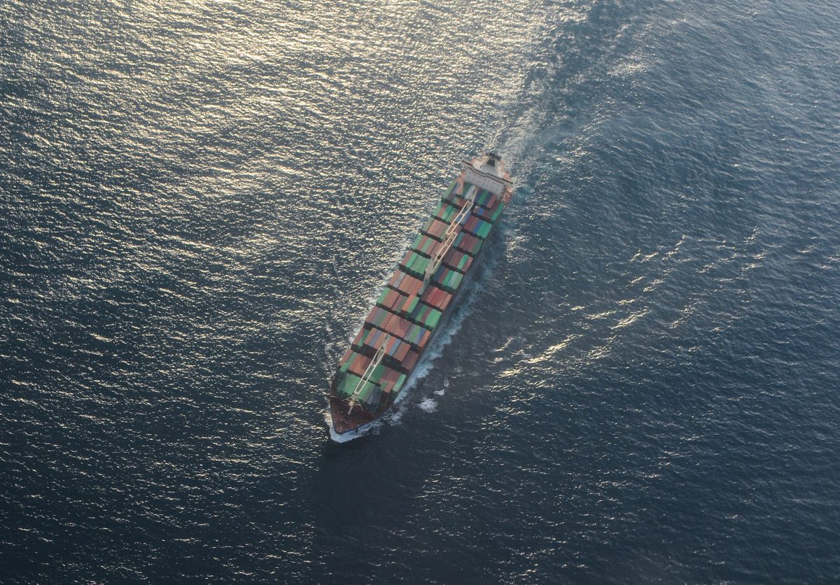 Vista aérea de un buque portacontenedores cargado — resumen de envíos desde China