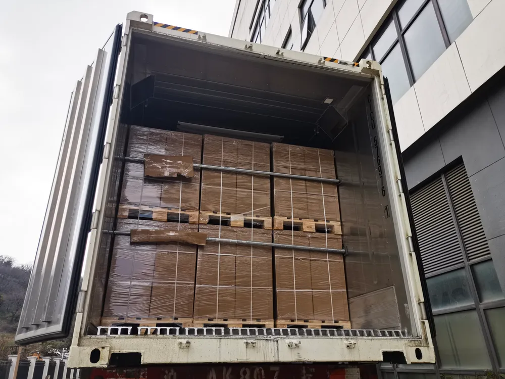 Contenedor de 40 pies bien aprovechado con palets asegurados, optimización de carga de SINO Shipping