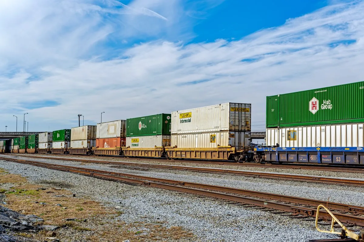 Contenedores de transporte intermodal apilados en una terminal