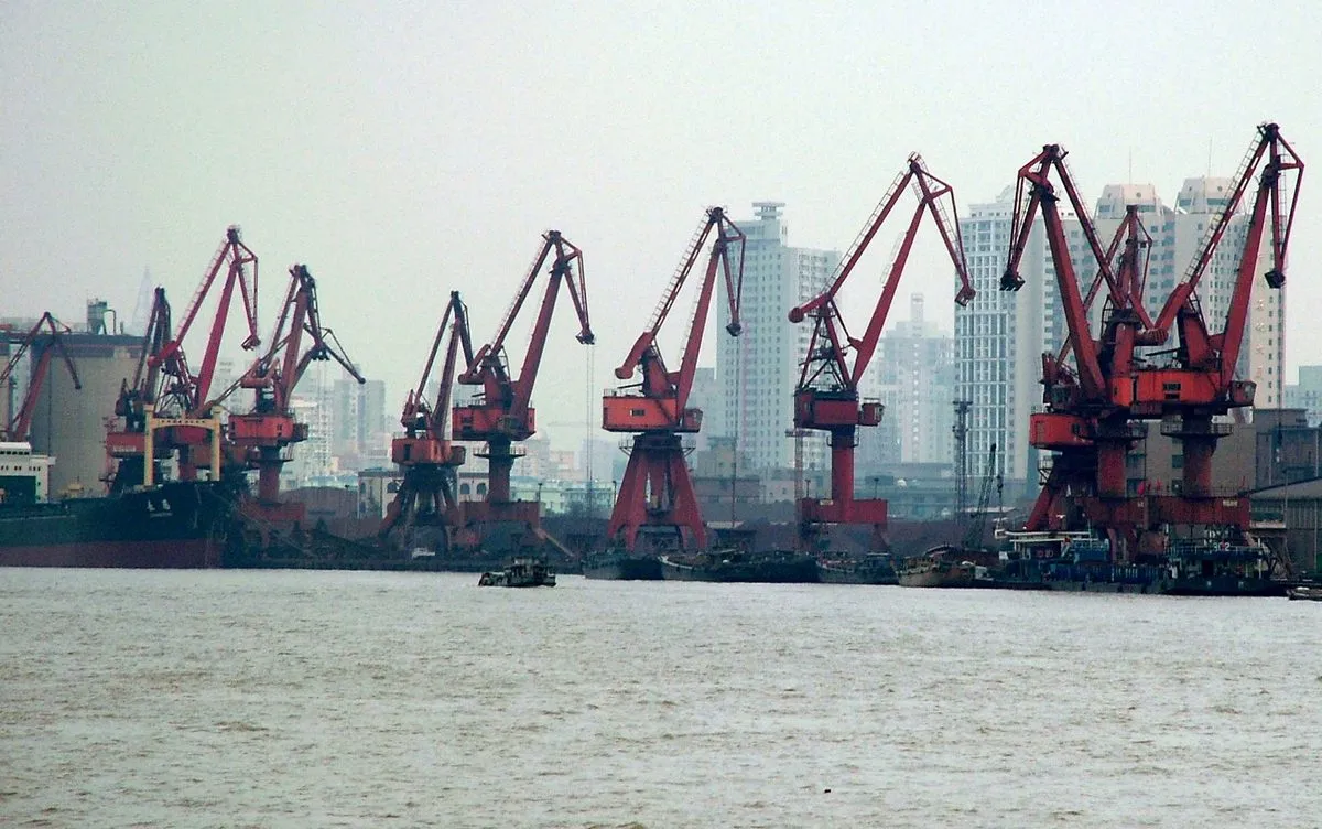 Grúas portuarias y contenedores en un puerto fluvial chino, con Shanghái a la cabeza de los puertos de exportación