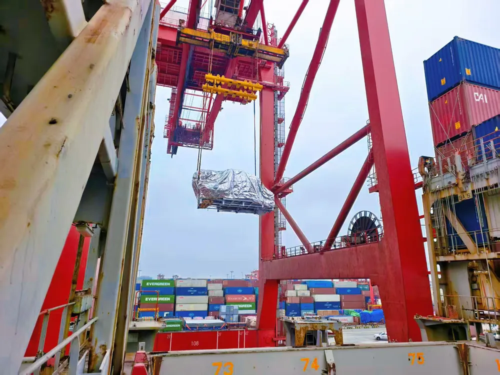 Vista amplia de una grúa pórtico y el patio de un terminal de contenedores chino en operación gestionada por SINO Shipping