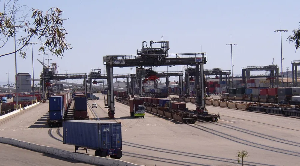 Transferencia intermodal de contenedores entre buque y tren en una terminal portuaria