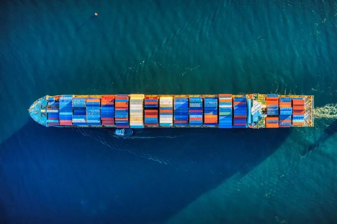 Buque de carga, avión y contenedores listos para exportación desde China