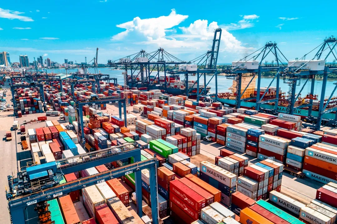 Puerto concurrido con contenedores apilados