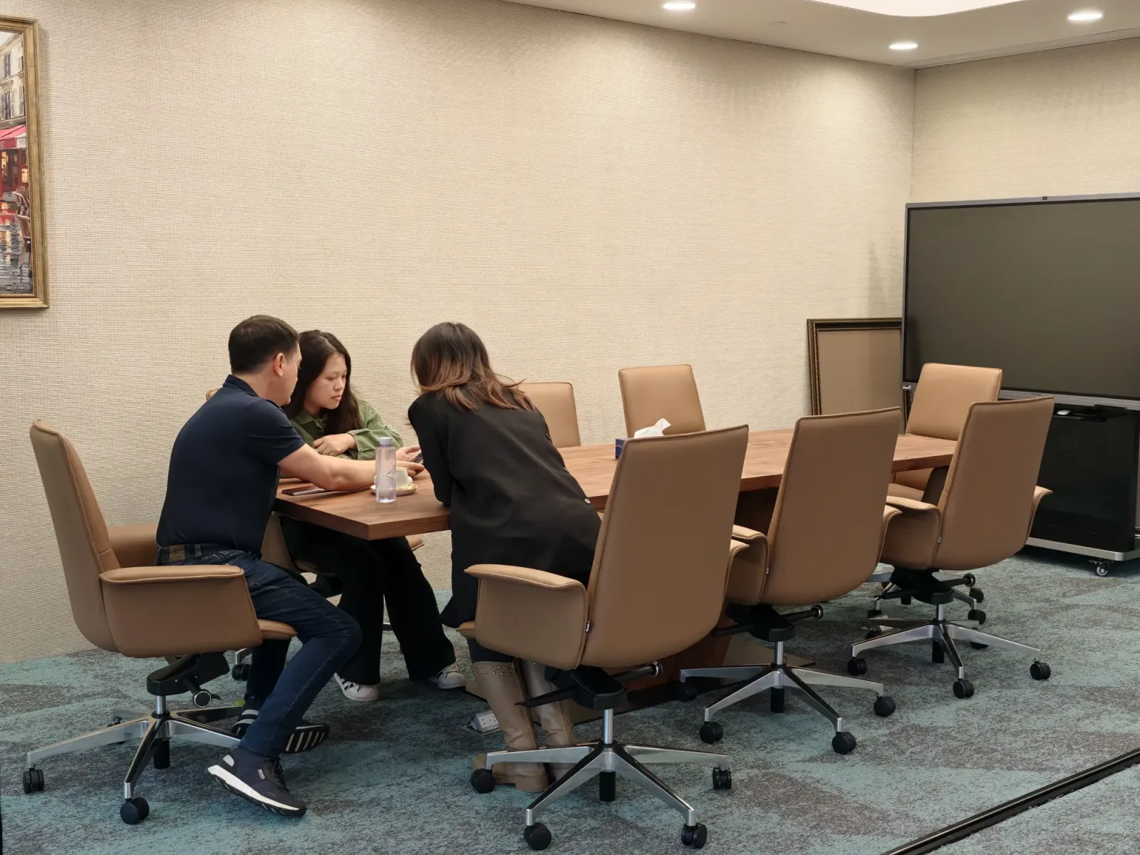 El equipo de SINO Shipping en una reunión de sala de juntas