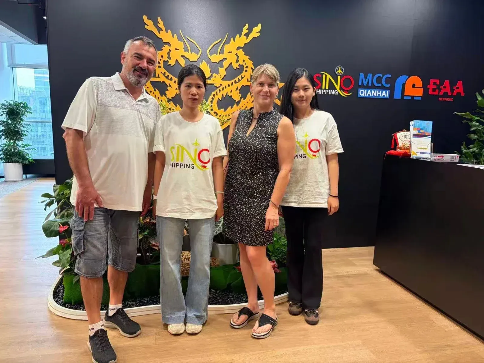 El equipo de SINO Shipping con clientes en una feria comercial (Feria de Cantón)