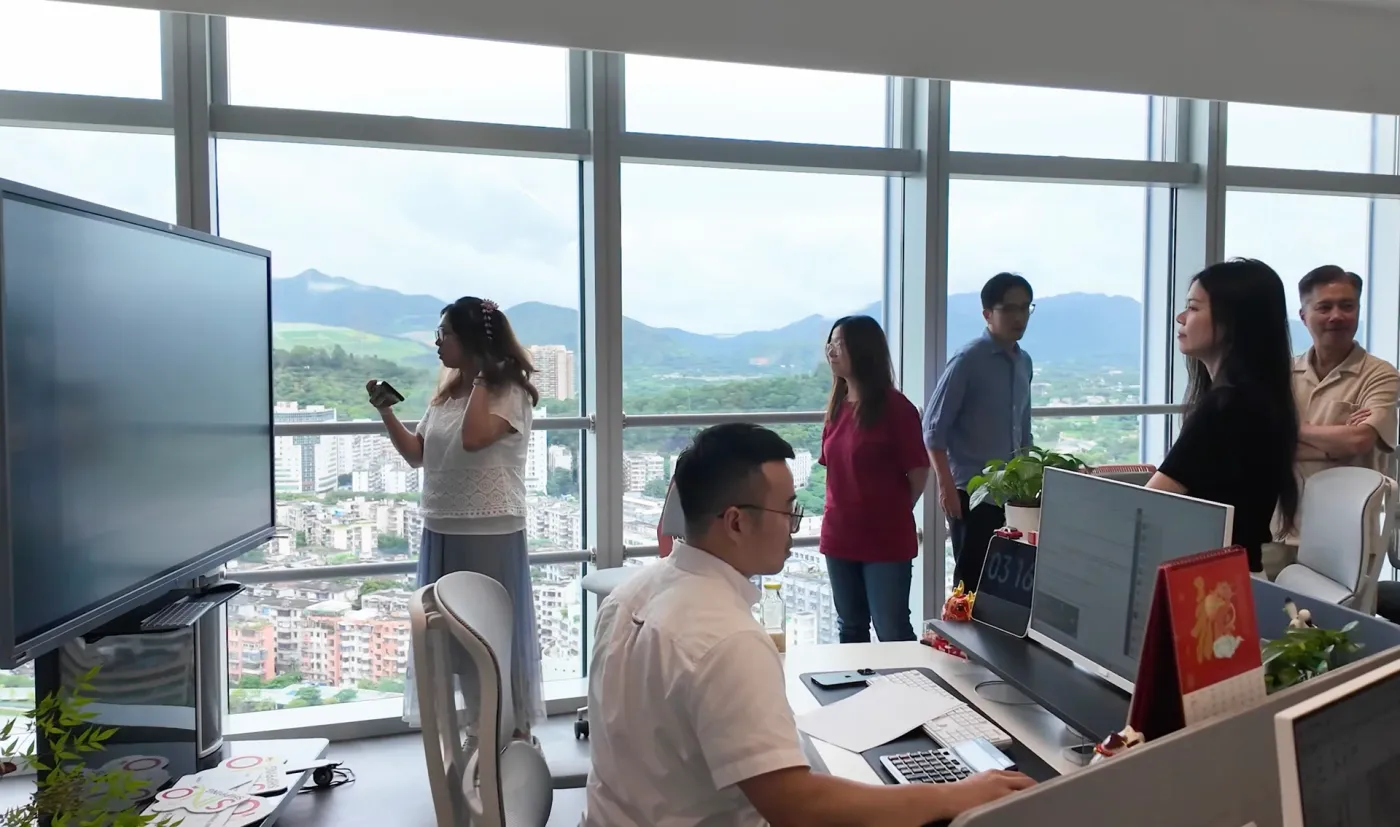 El equipo de SINO Shipping en su oficina moderna