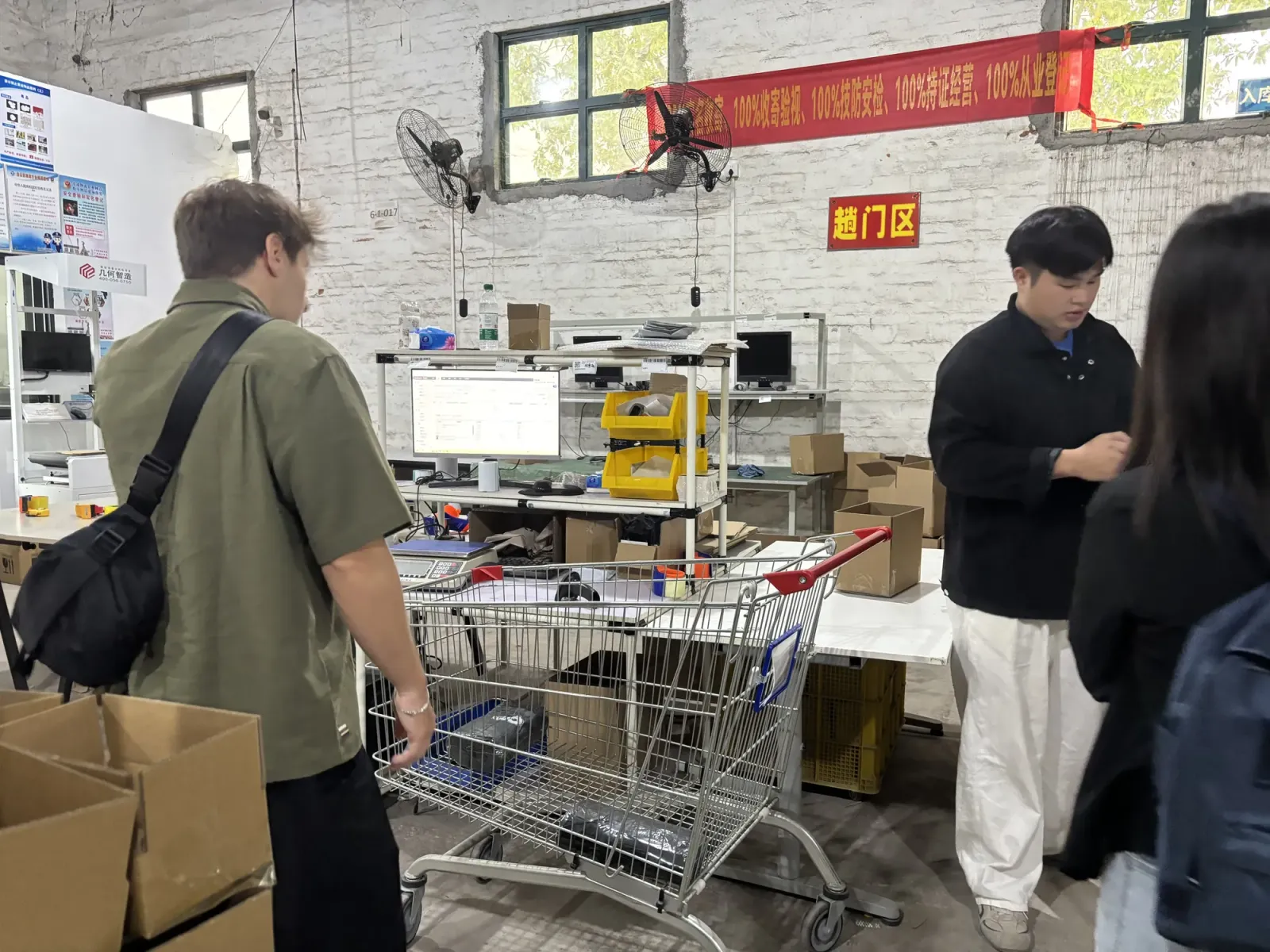 Verificación de mercancías en una estación de trabajo del almacén de SINO Shipping