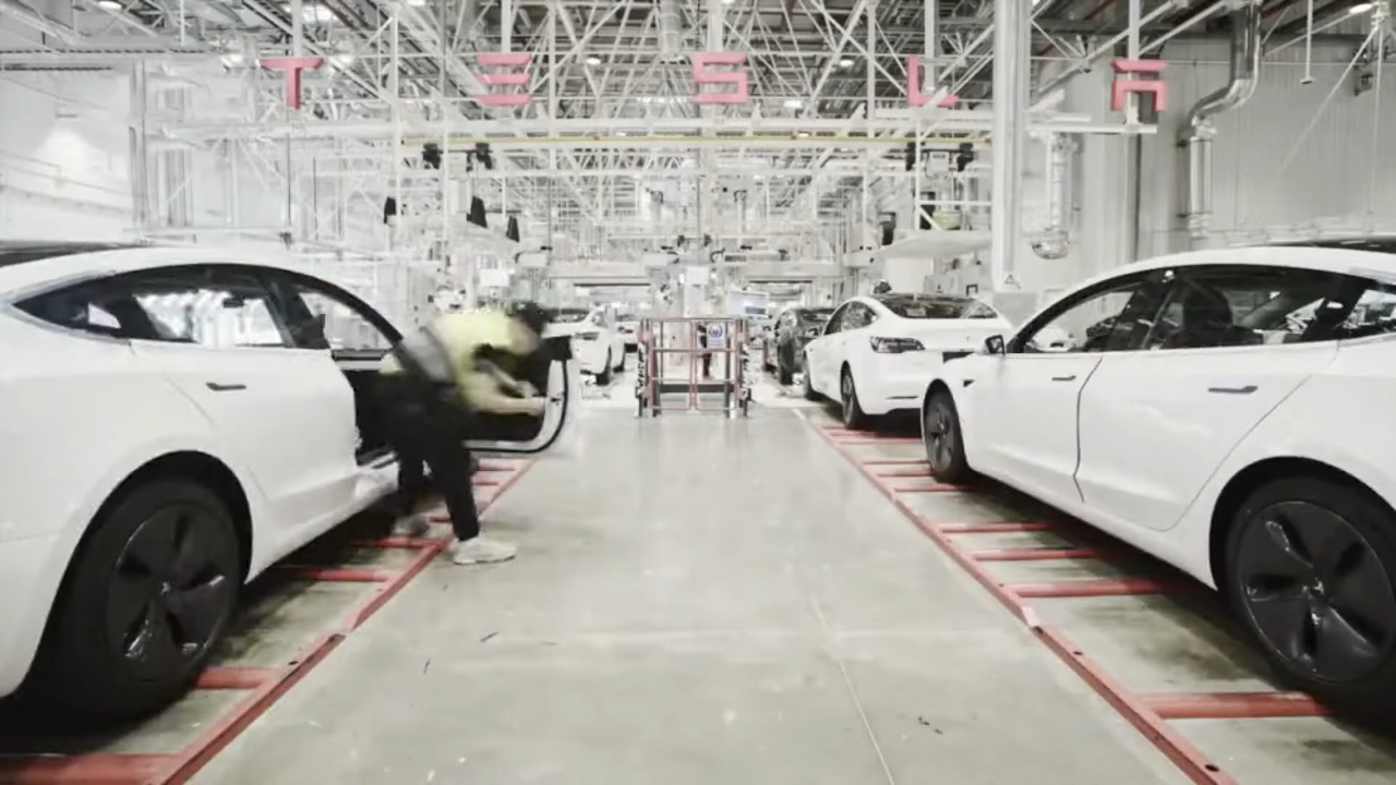 Línea de ensamblaje de la Gigafábrica de Tesla en Shanghái