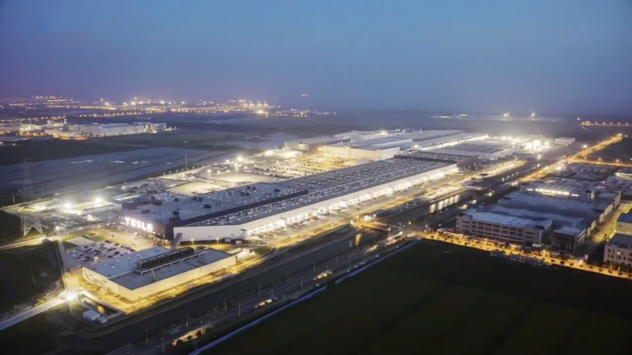 Vista aérea nocturna de la Gigafábrica de Tesla en Shanghái — la planta automotriz más rápida jamás construida