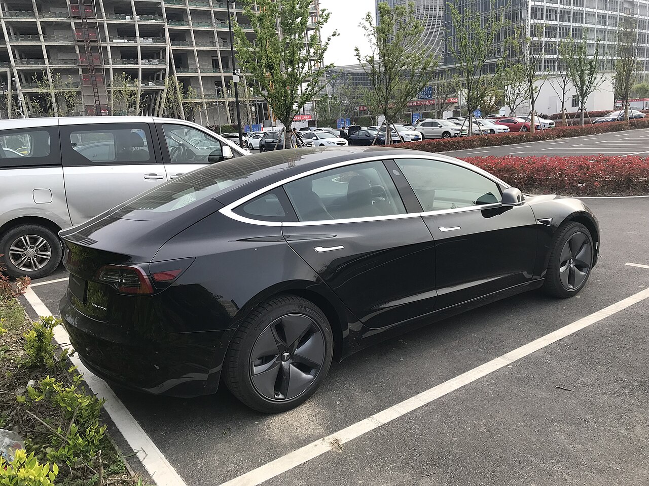 Tesla Model 3 circulando en una calle china