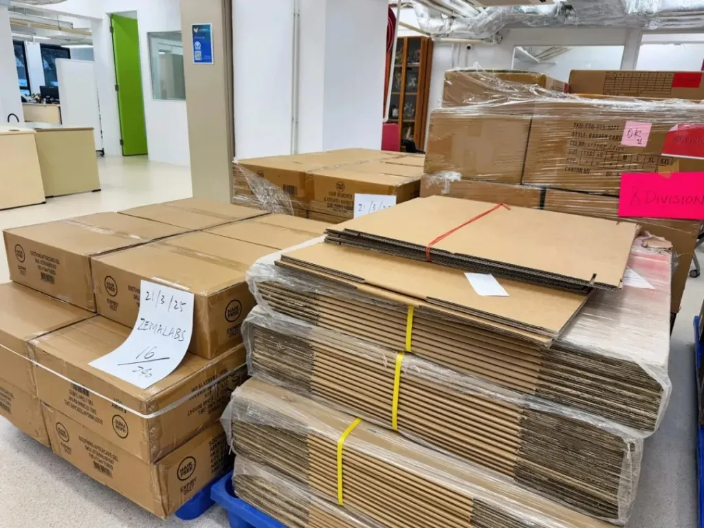 Almacén de SINO Shipping en Hong Kong con carga paletizada lista para despacho