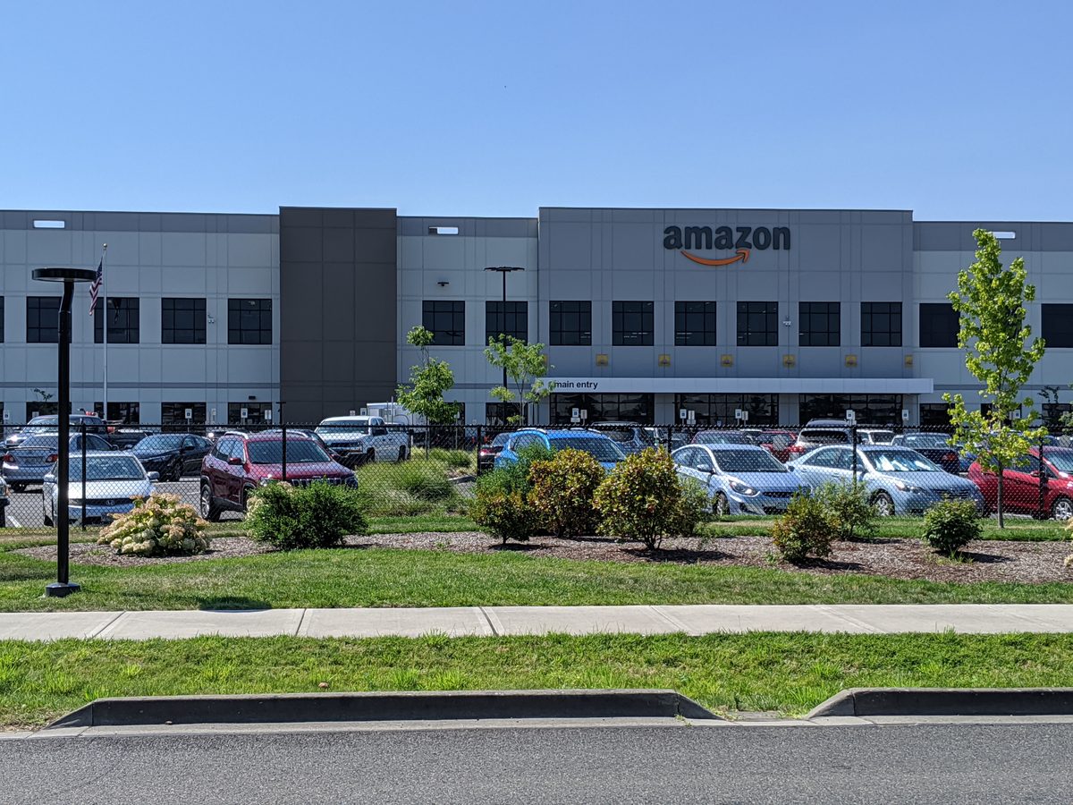 Exterior de centro logístico de Amazon con muelles de carga para consolidación de mercancía