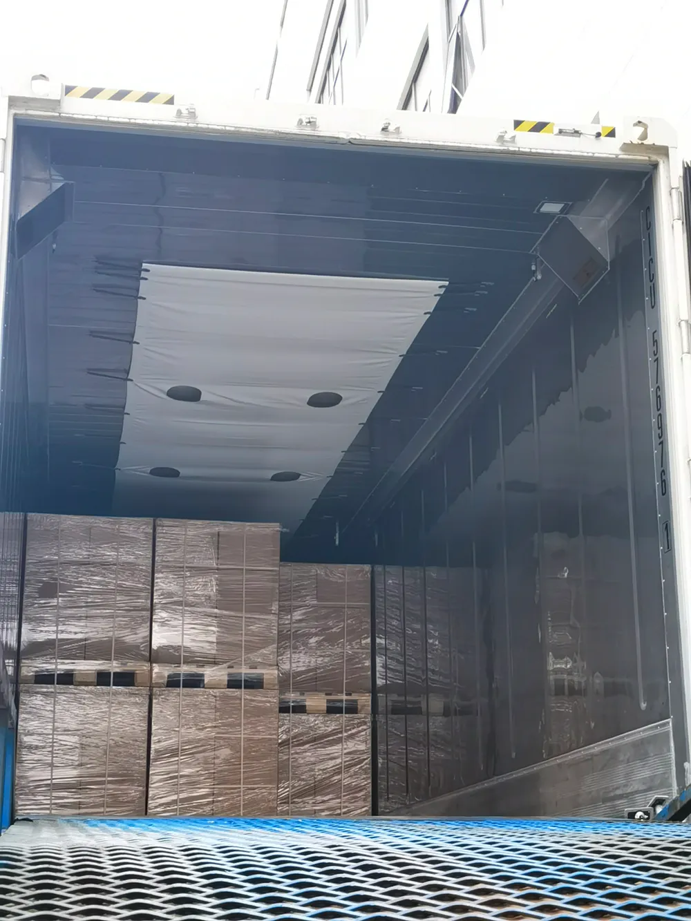 Carga paletizada en el almacén de SINO Shipping