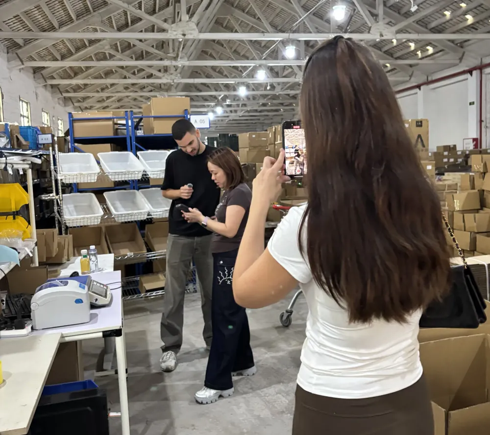 Personal de SINO Shipping revisando la calidad de la mercancía devuelta