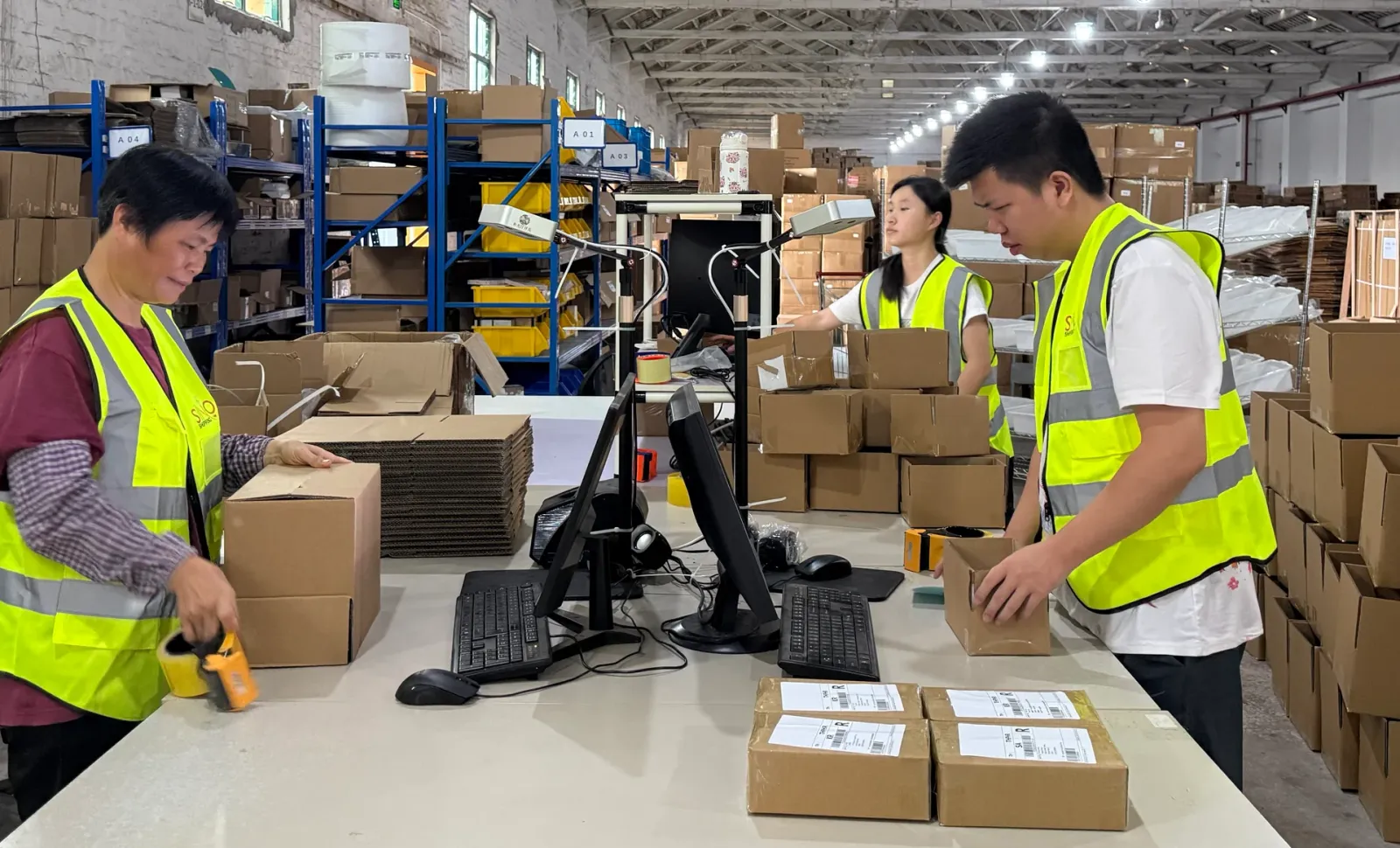 Equipo de SINO Shipping embalando pedidos de clientes