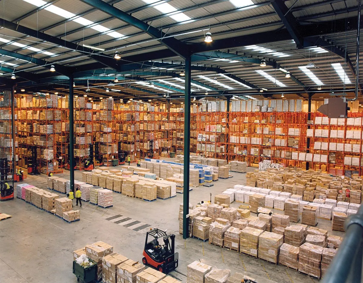 Estanterías de palets en el almacén de SINO Shipping