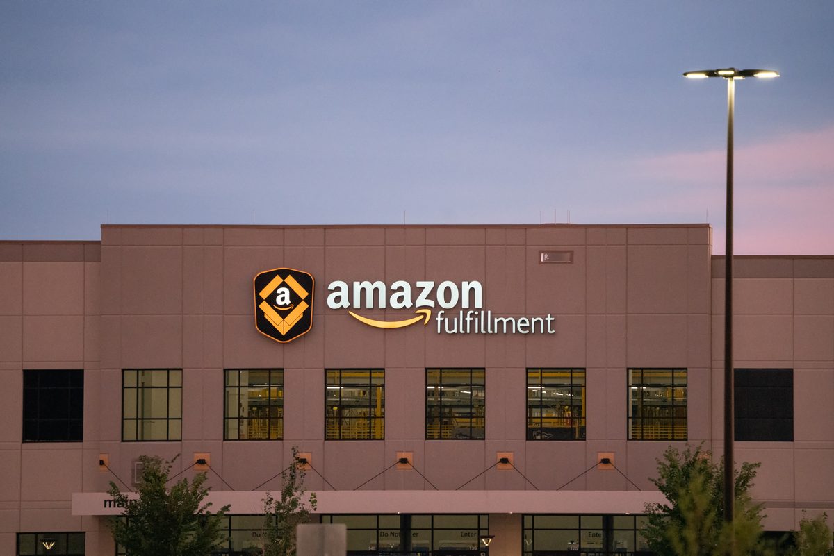 Vista aérea de un almacén de fulfillment — e-commerce y Amazon FBA desde China