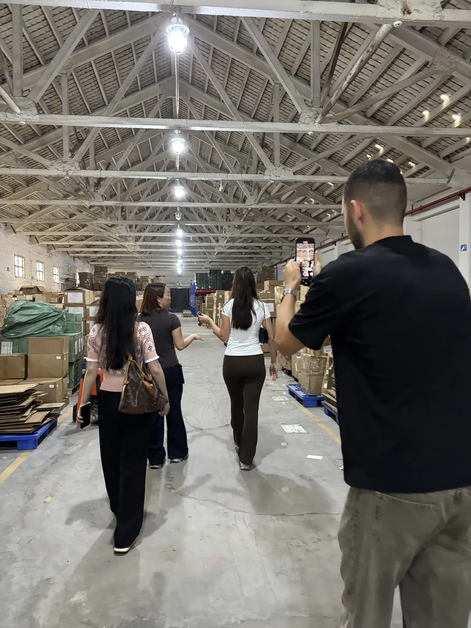 Personal de SINO Shipping inspeccionando artículos devueltos