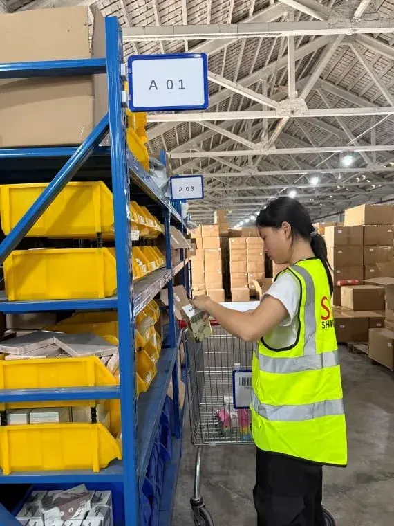 Preparación de artículos en el almacén de SINO Shipping