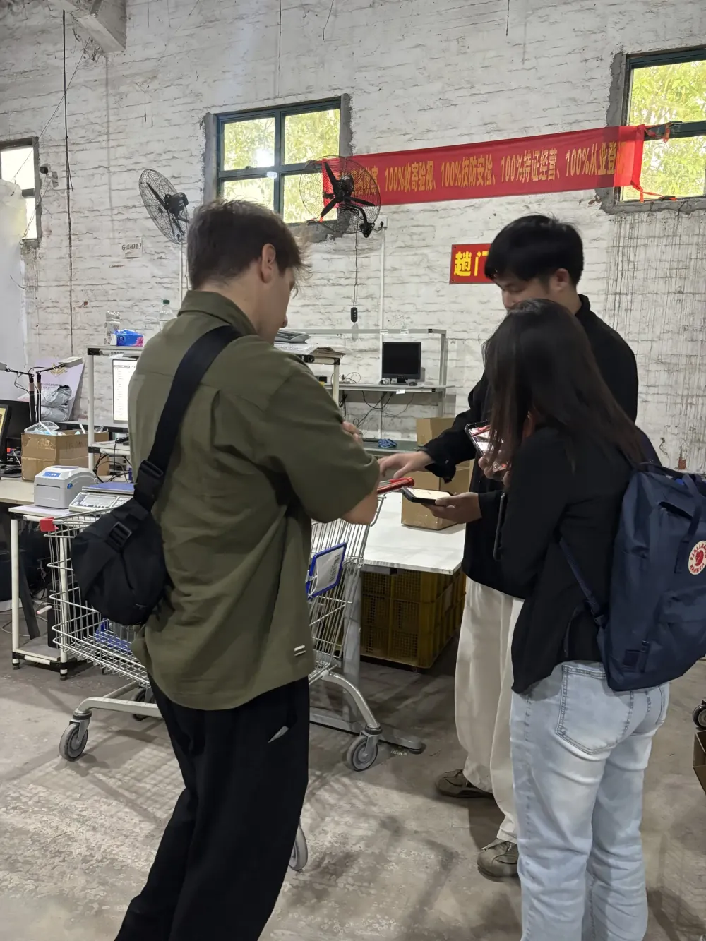 Clientes recorriendo el almacén de SINO en Cantón junto al equipo local