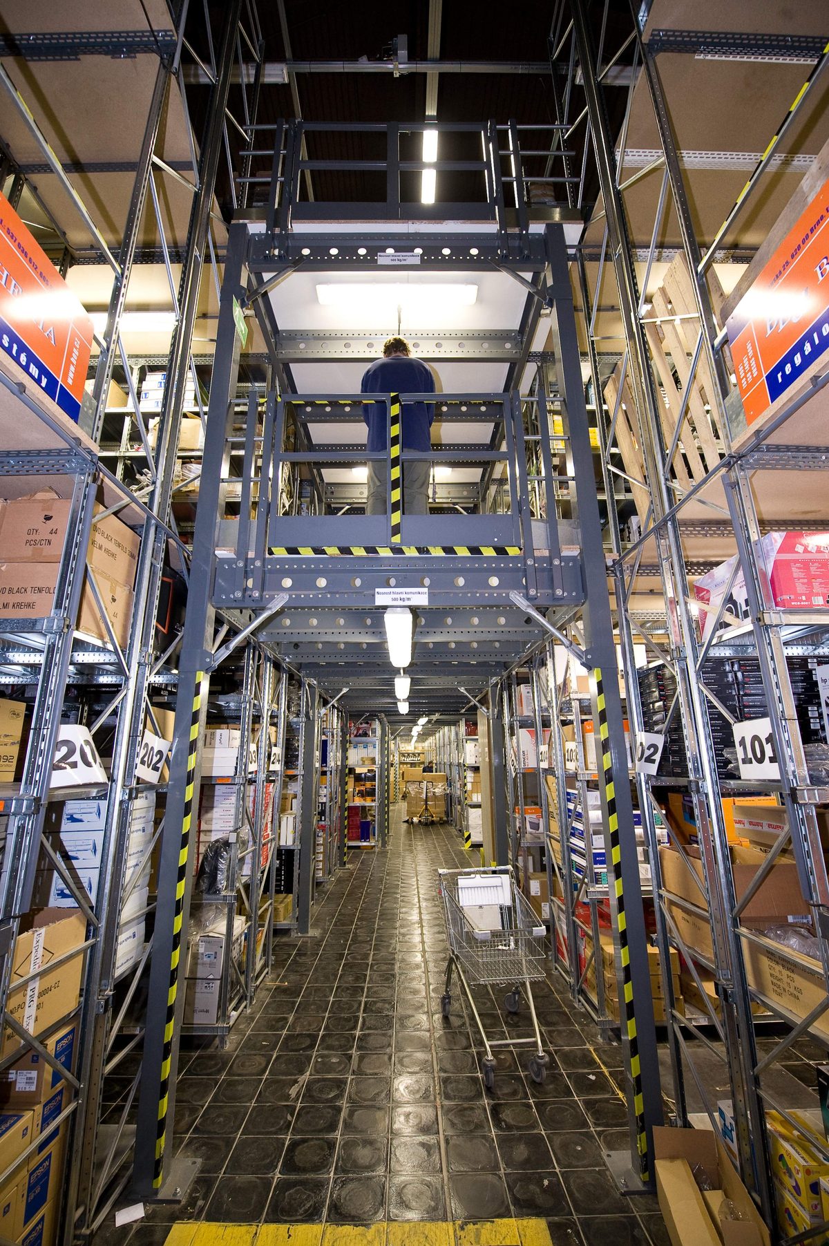 Interior de almacén de gran altura con estanterías verticales
